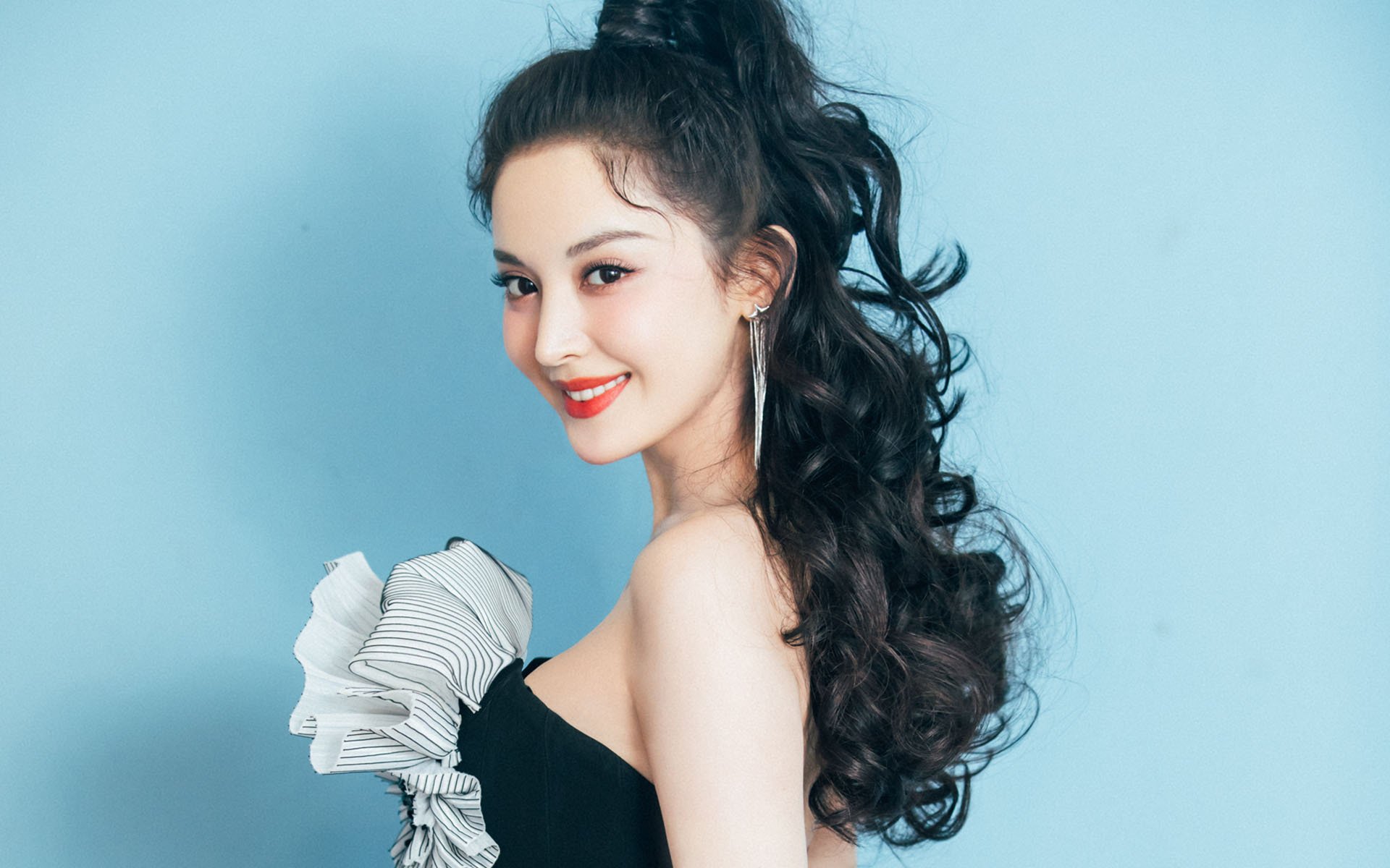 球队管理层召开内部会议研究近期成绩波动问题，球队管理人员